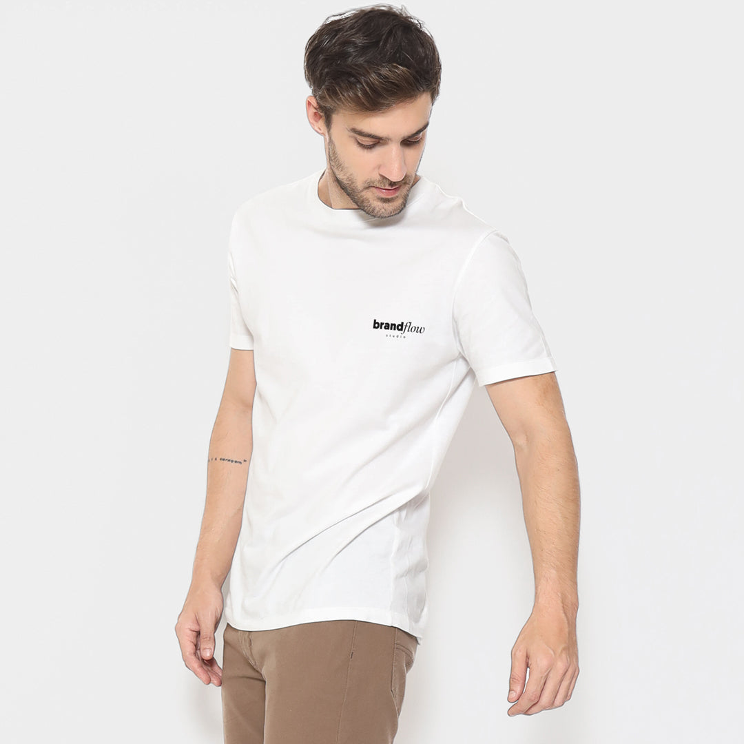 Hochwertiges Stickerei T-Shirt mit eigenem Logo – Corporate Identity Workwear von brand flow, ideal für Praxis & Team.