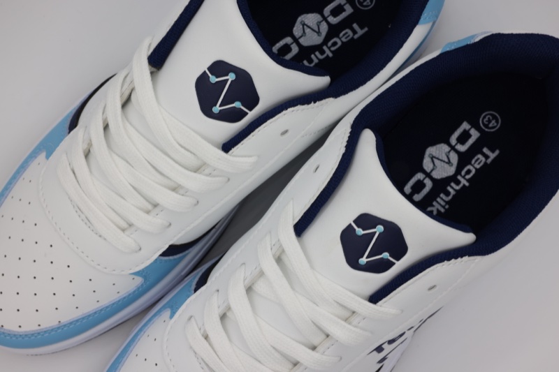 Custom Sneaker von oben — gebrandete Zunge und Einlegesohle